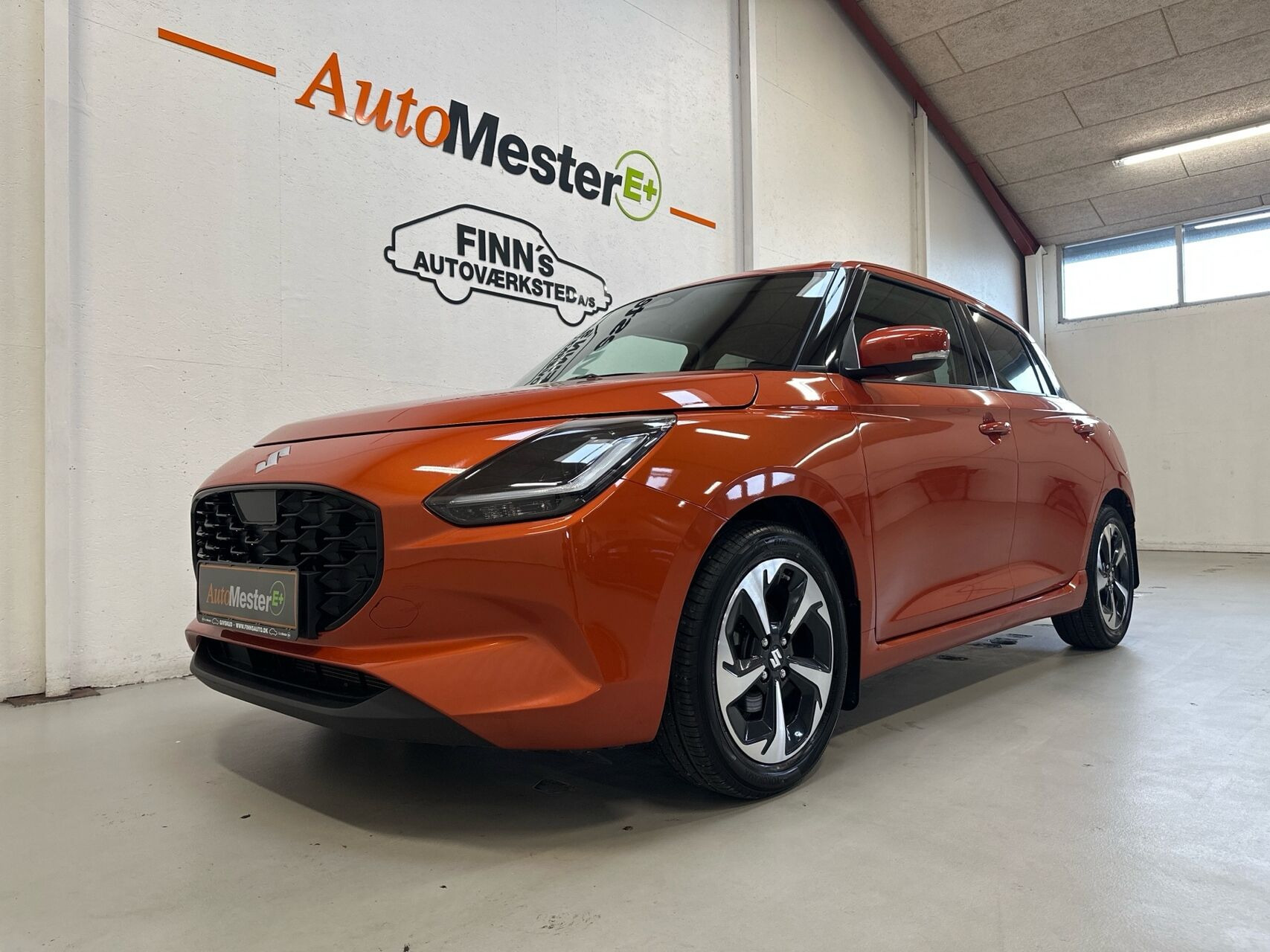Orange Suzuki Swift fra 2025