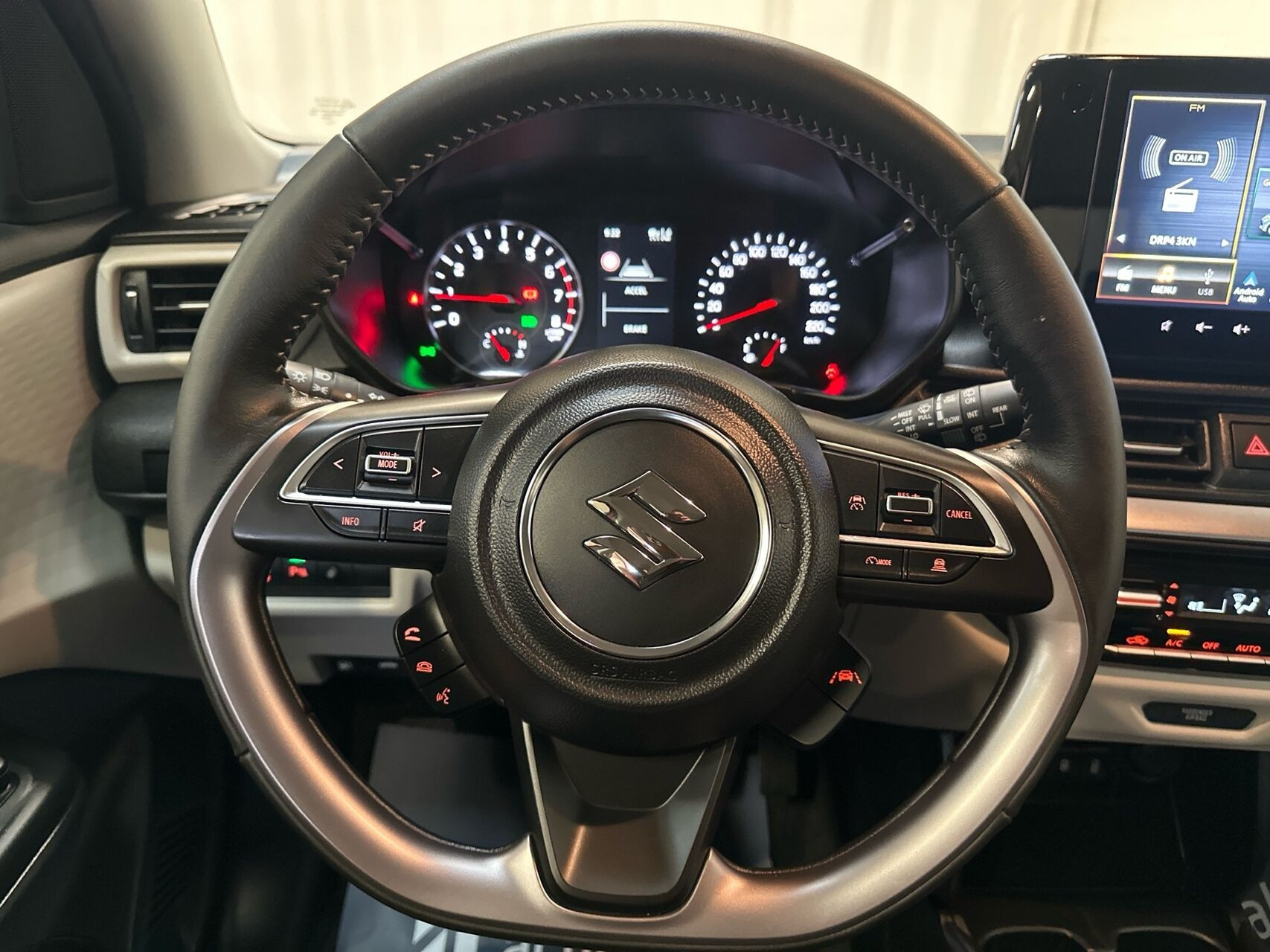 Orange Suzuki Swift fra 2025