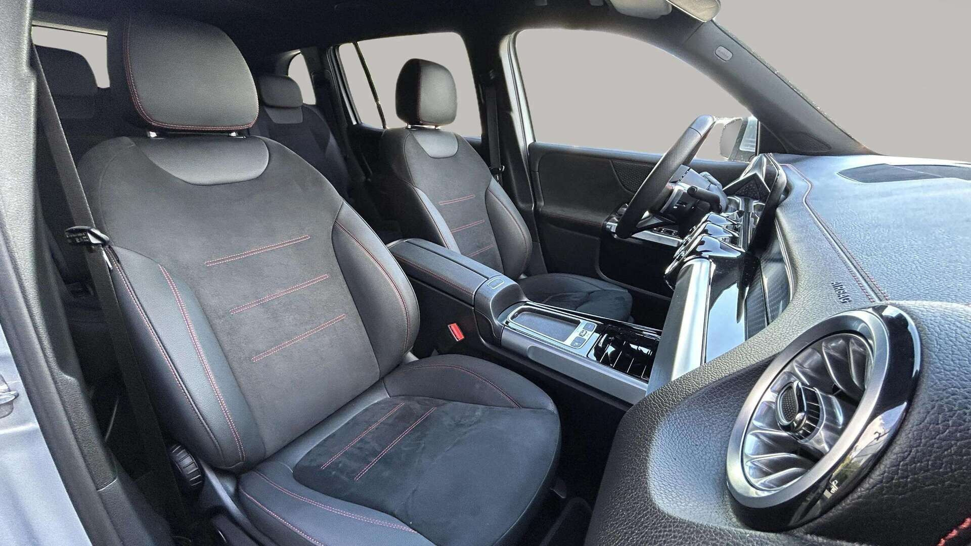 Sølv Mercedes EQB 250+ fra 2025