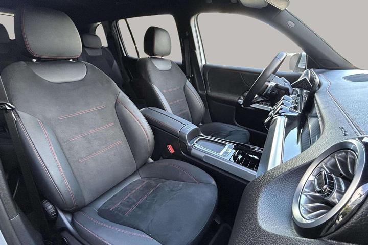 Sølv Mercedes EQB 250+ fra 2025