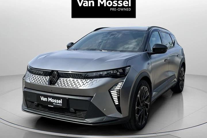 Grå Renault Scénic fra 2024 set udefra