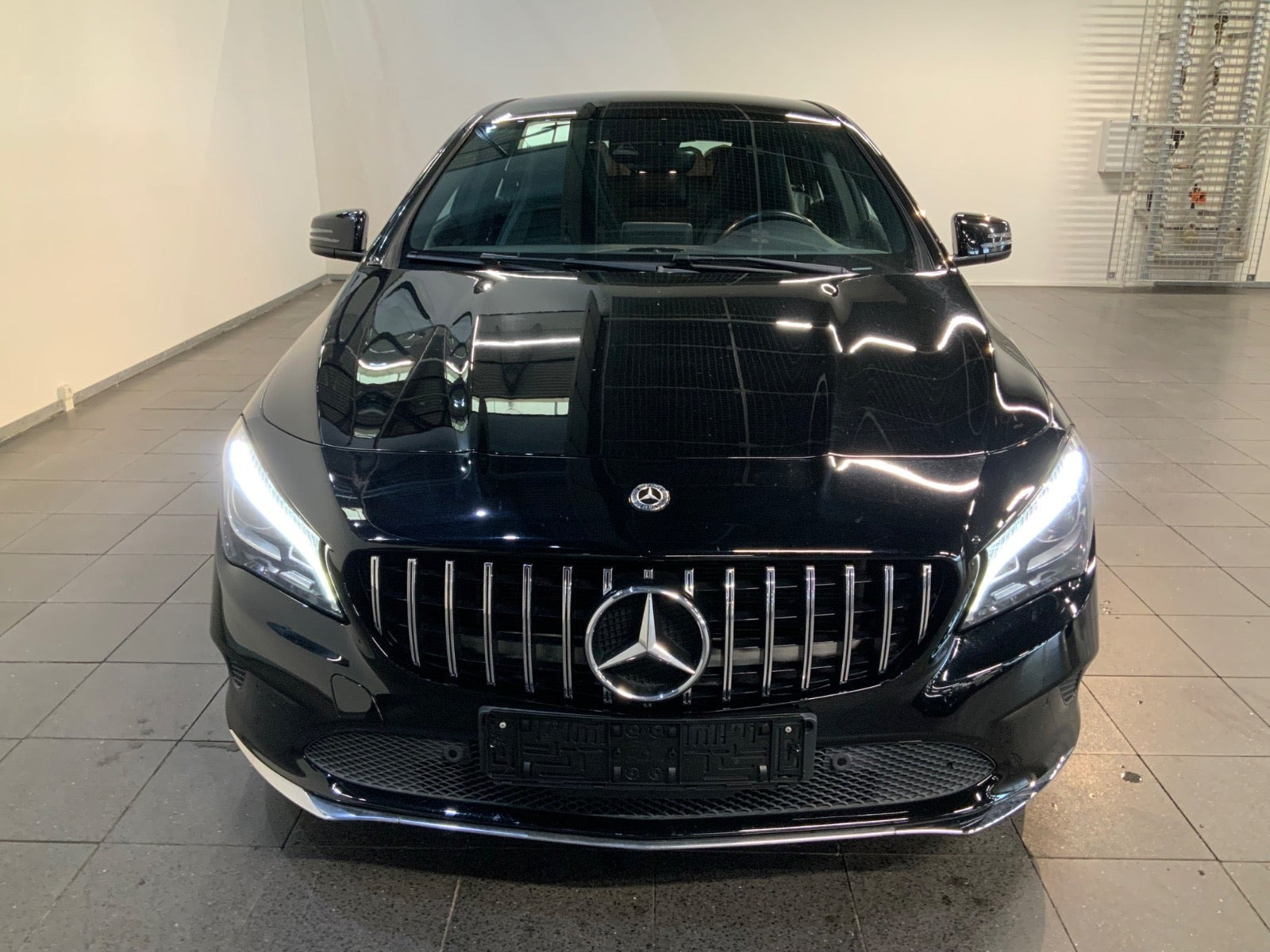 Sort Mercedes CLA200 fra 2018