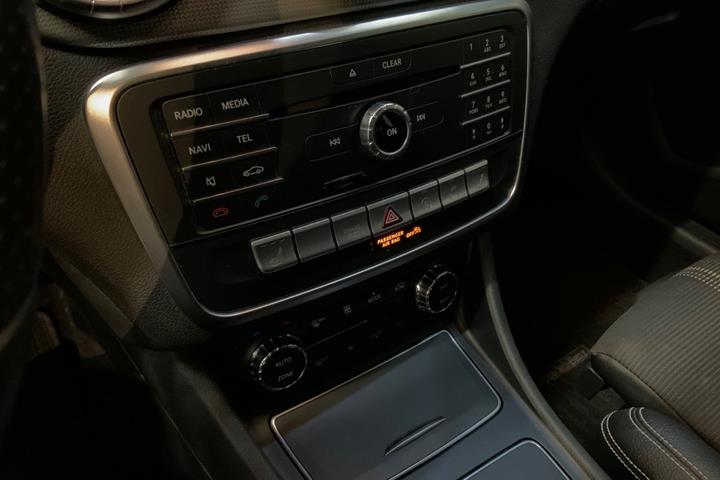 Sort Mercedes CLA200 fra 2018