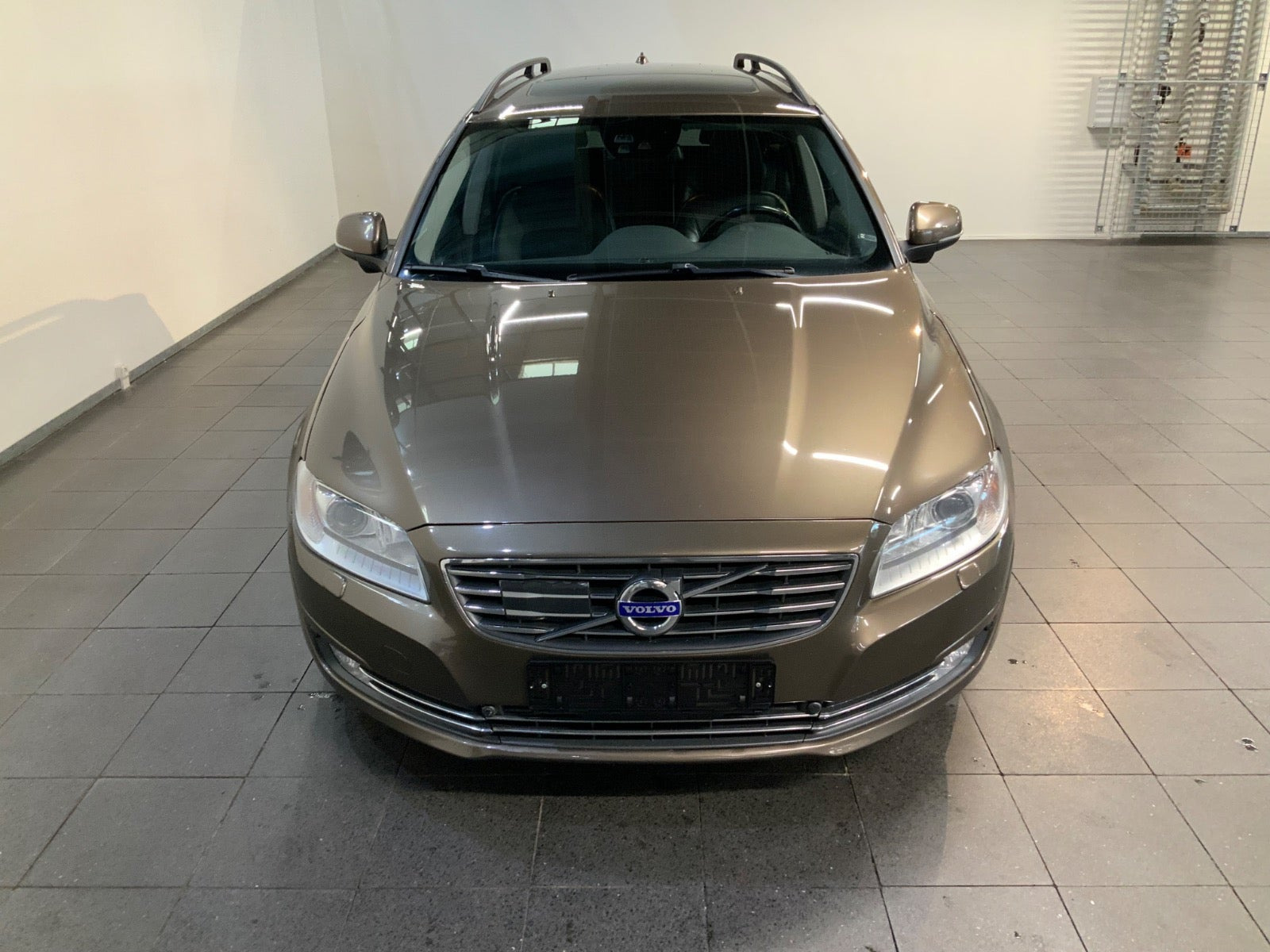 Brun Volvo V70 fra 2015