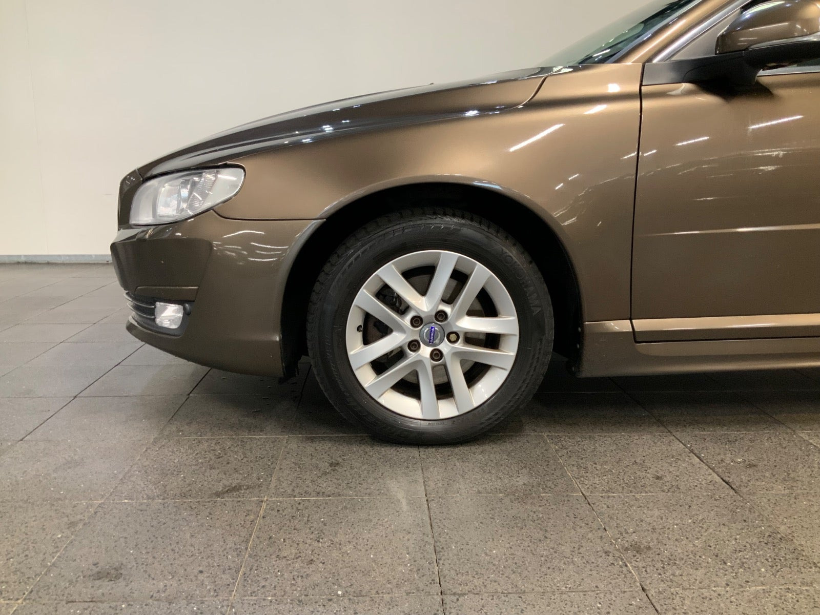 Brun Volvo V70 fra 2015