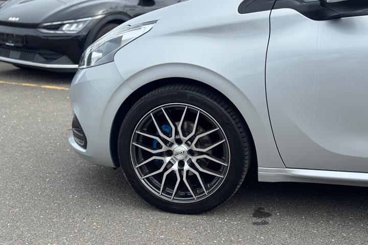 Sølv Peugeot 208 fra 2018
