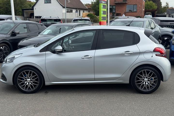 Sølv Peugeot 208 fra 2018