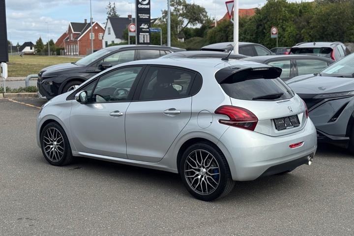 Sølv Peugeot 208 fra 2018
