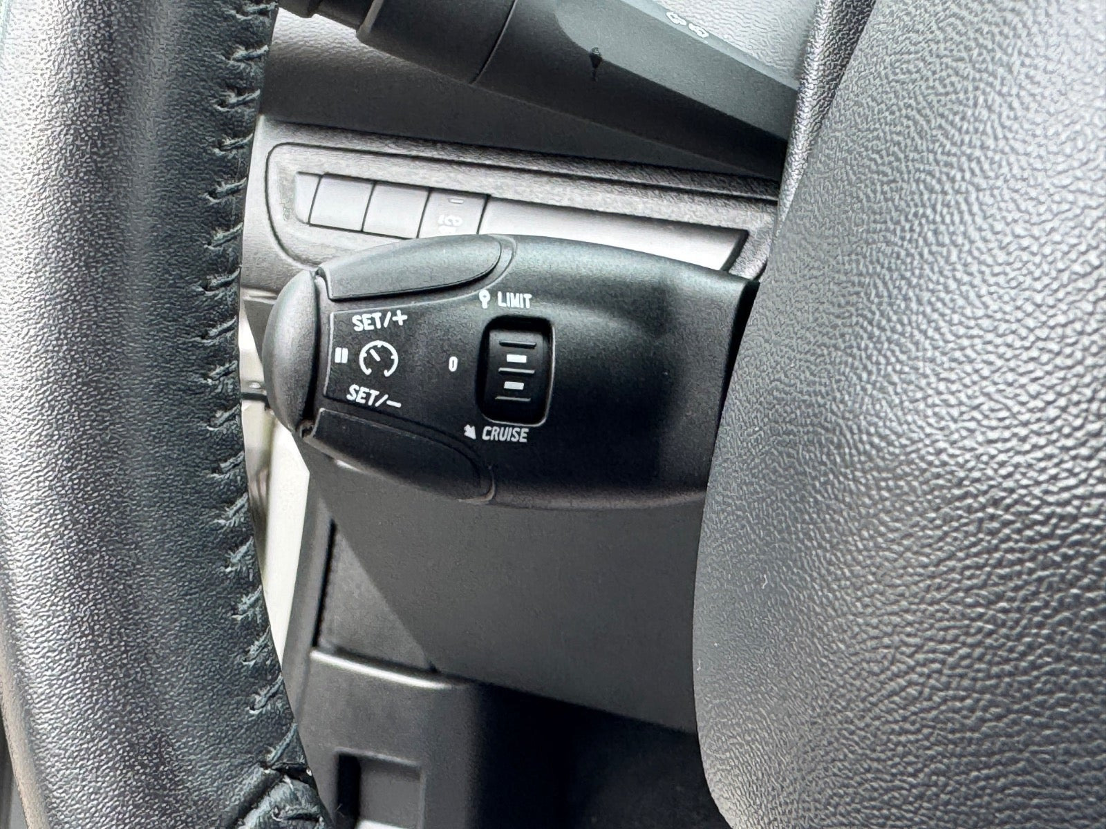 Sølv Peugeot 208 fra 2018