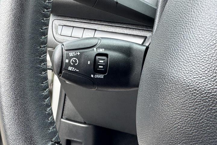 Sølv Peugeot 208 fra 2018