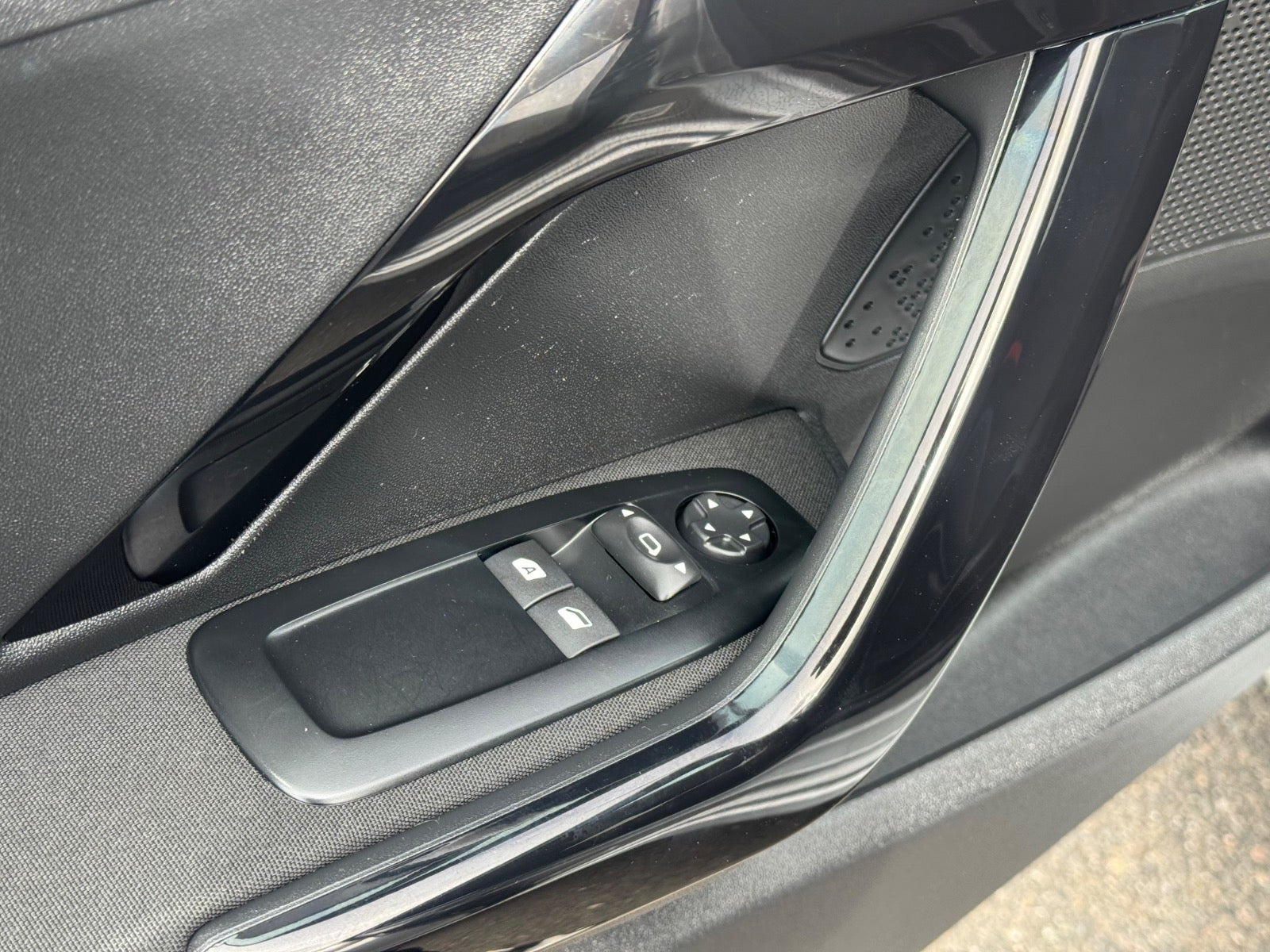 Sølv Peugeot 208 fra 2018