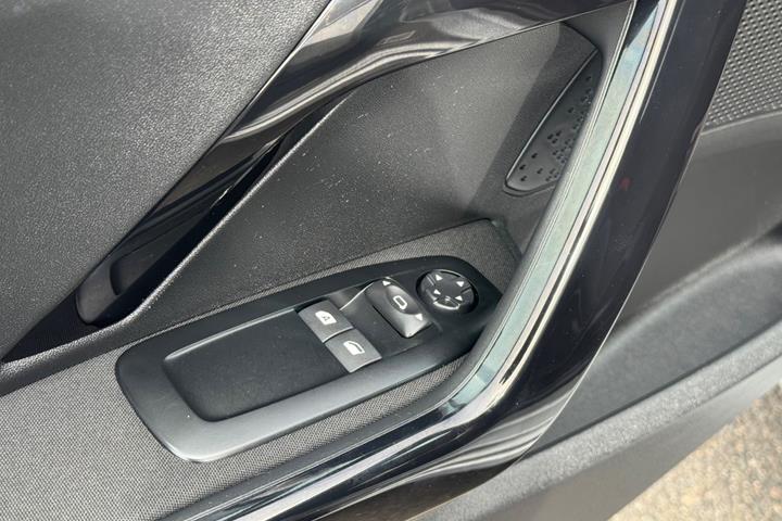 Sølv Peugeot 208 fra 2018