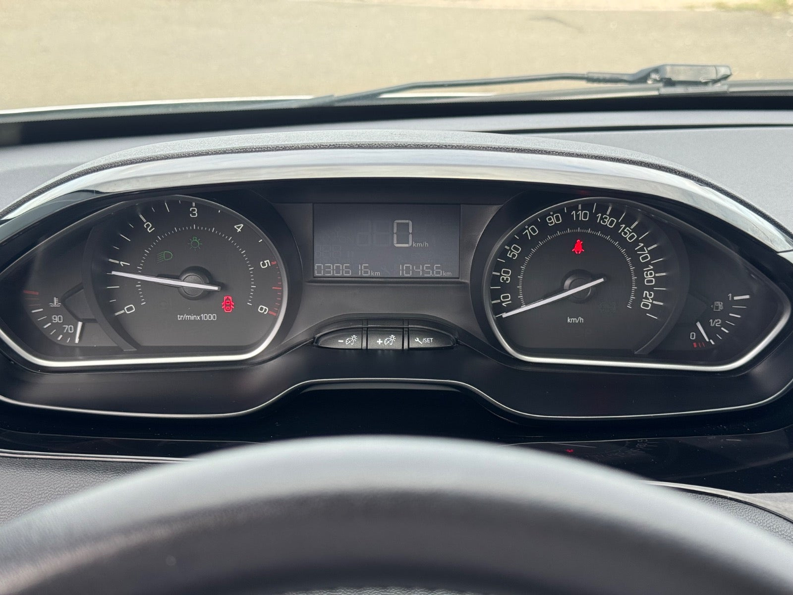 Sølv Peugeot 208 fra 2018
