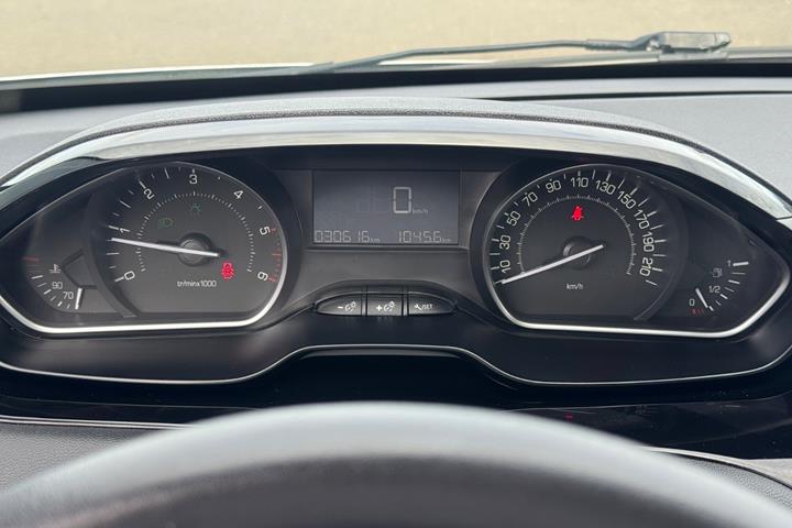 Sølv Peugeot 208 fra 2018