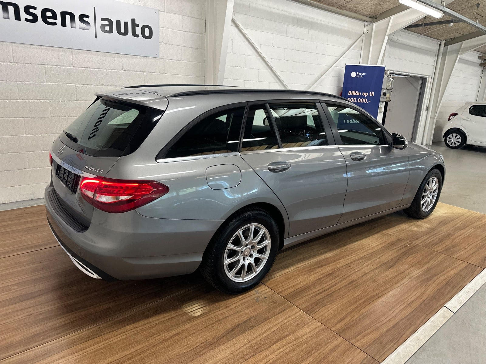 Grå Mercedes C200 fra 2015