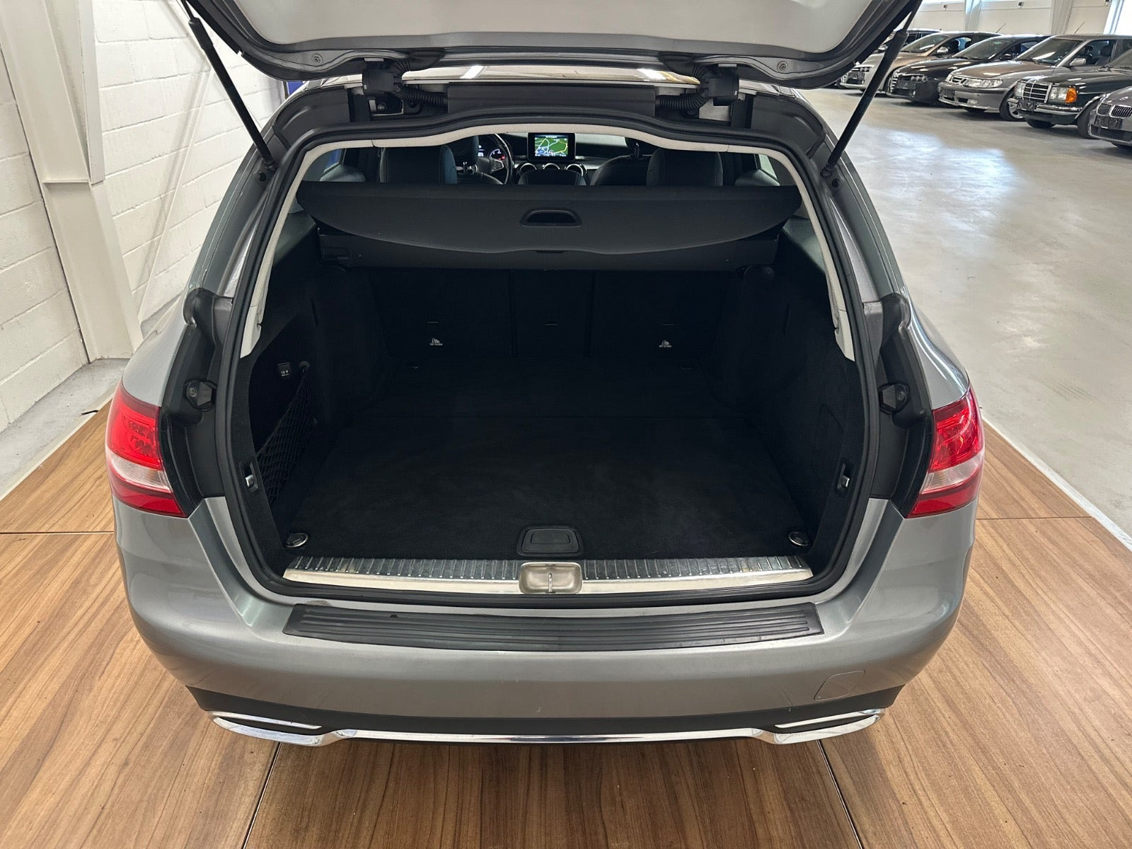 Grå Mercedes C200 fra 2015