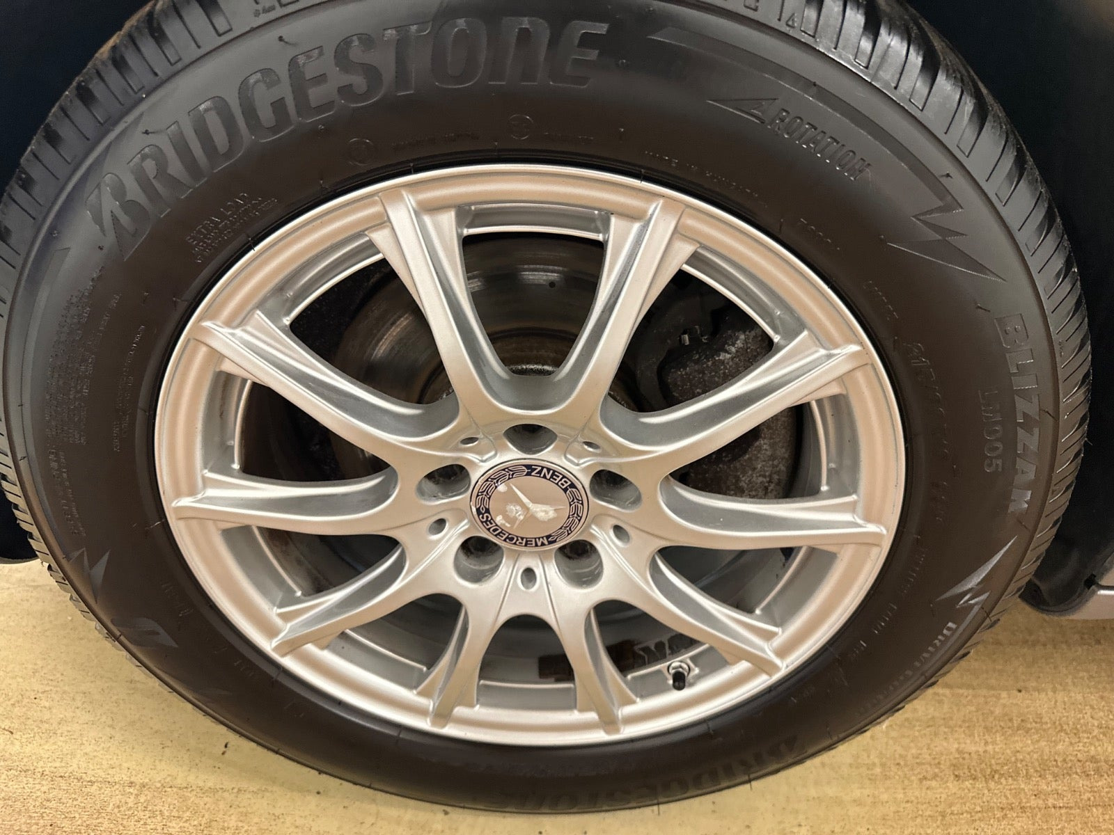 Grå Mercedes C200 fra 2015