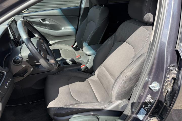 Grå Hyundai i30 fra 2017