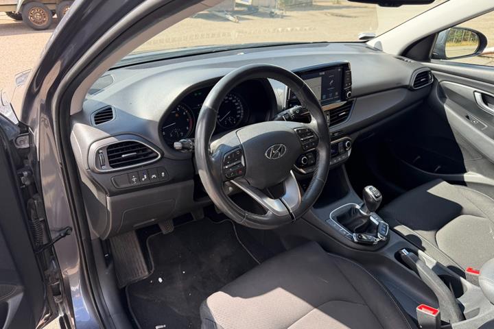 Grå Hyundai i30 fra 2017
