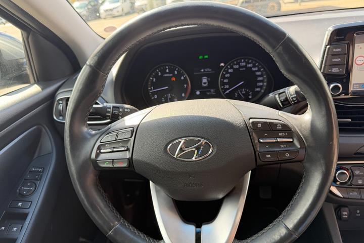 Grå Hyundai i30 fra 2017