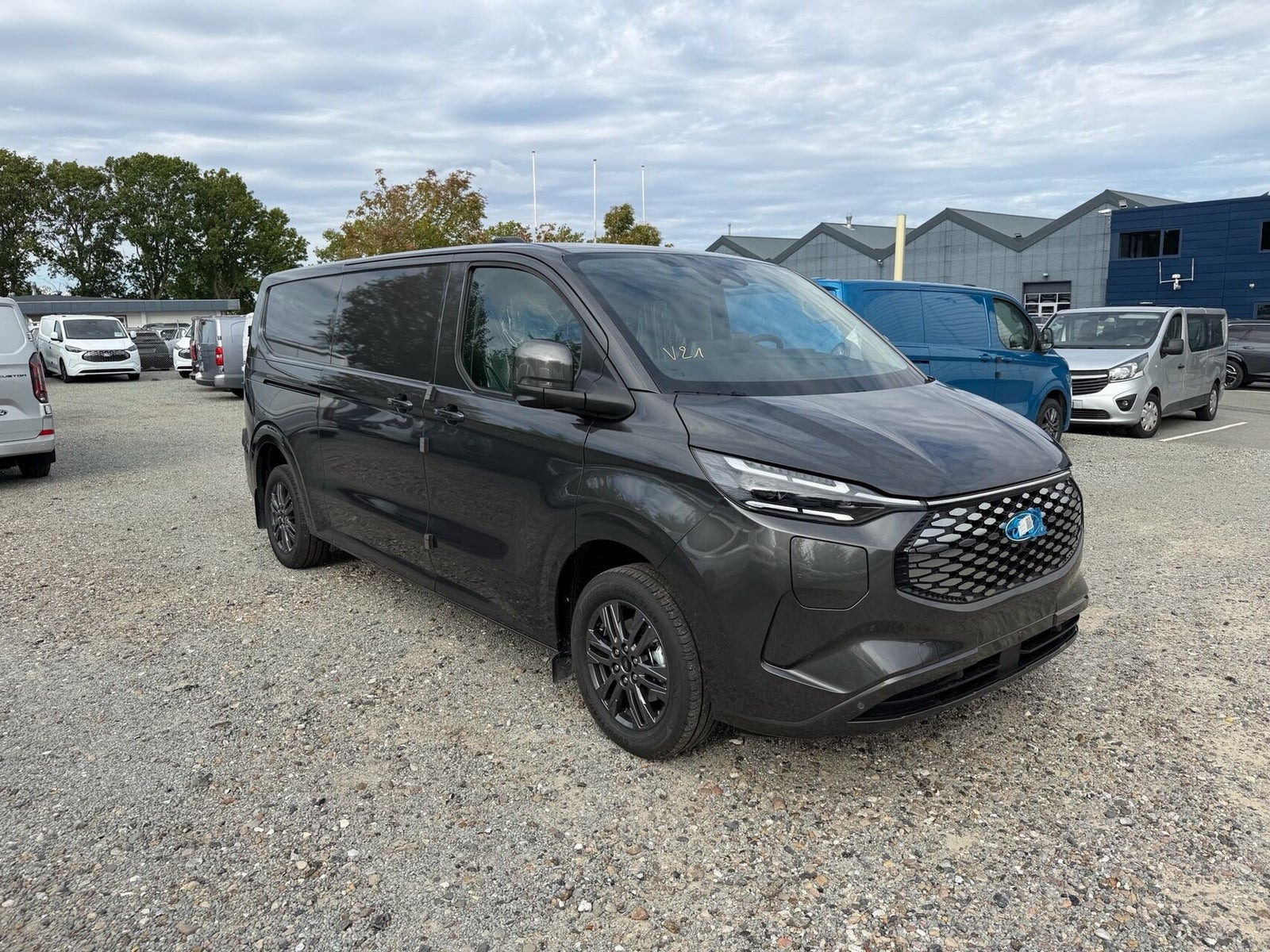 Grå Ford E-Transit Custom 340 L2 fra 2026