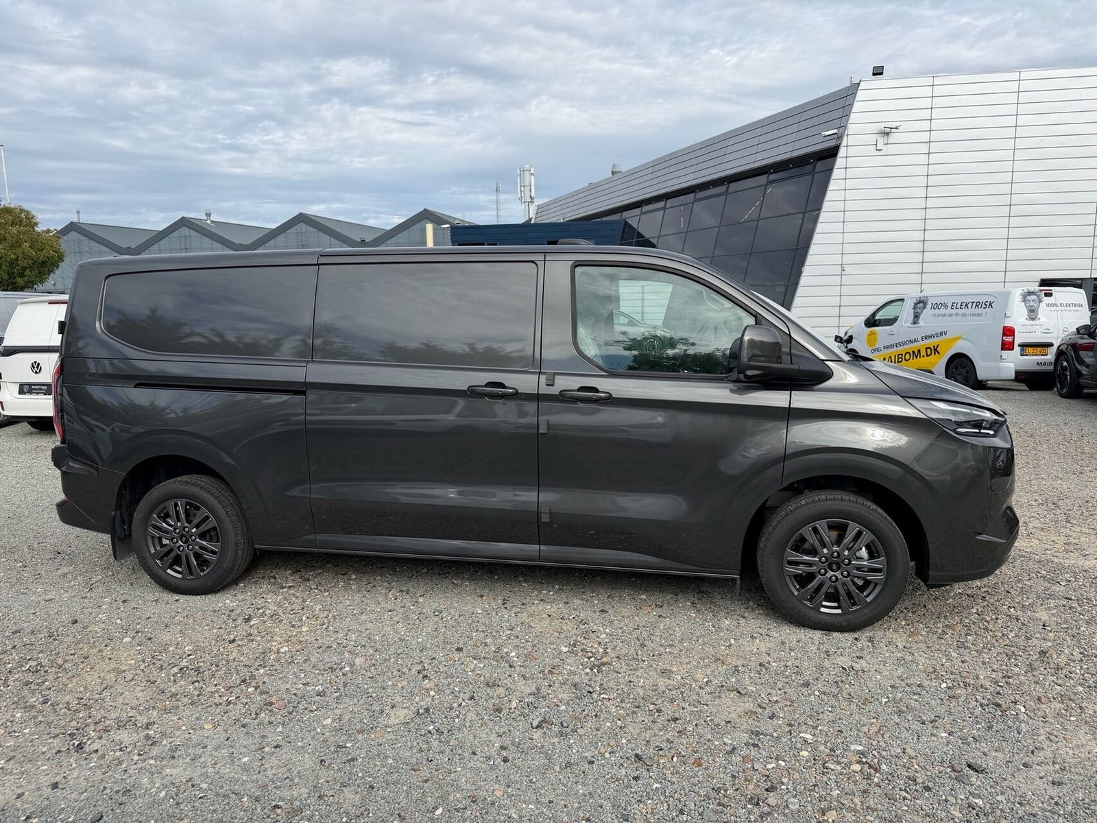Grå Ford E-Transit Custom 340 L2 fra 2026