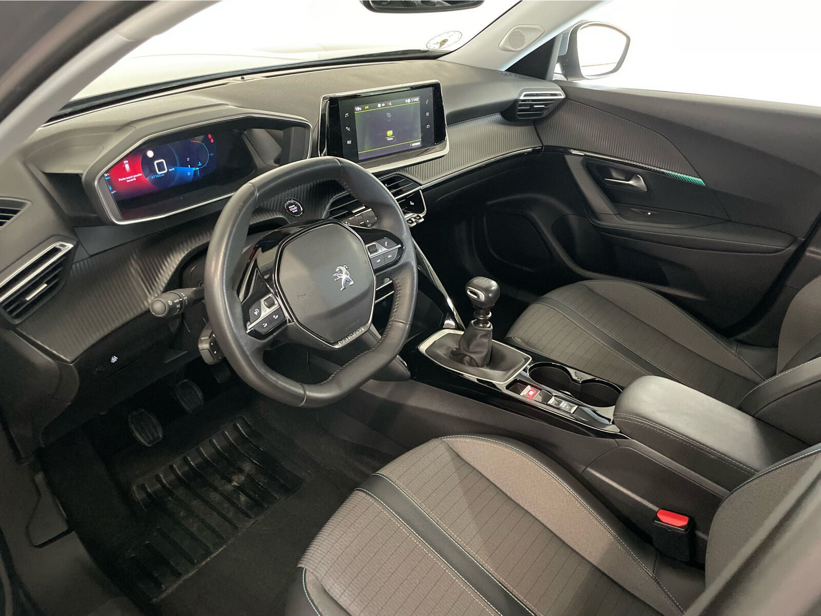 Sølv Peugeot 2008 fra 2022