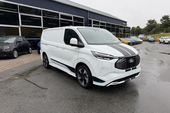Hvid Ford E-Transit Custom 320 L1 fra 2026