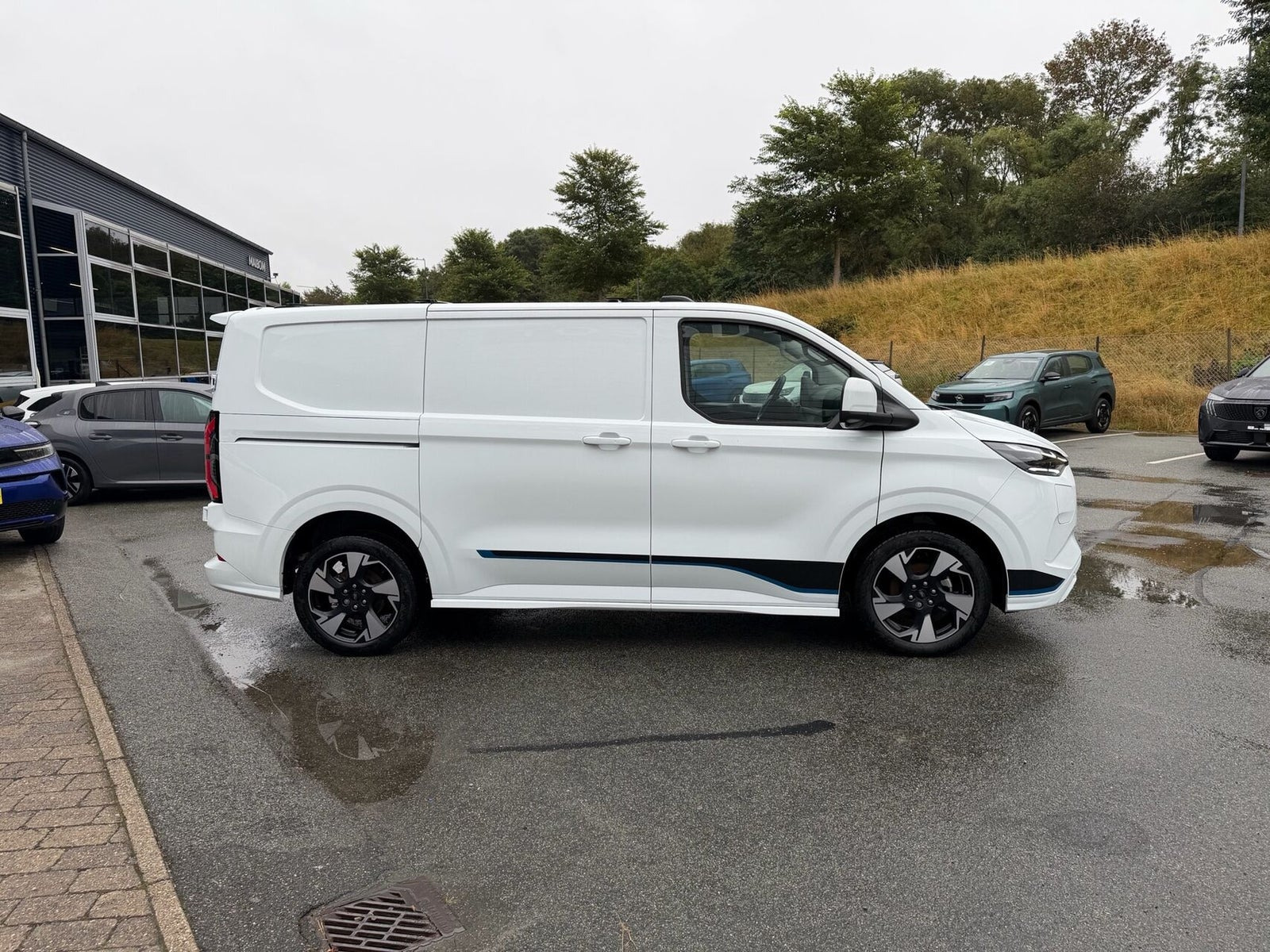 Hvid Ford E-Transit Custom 320 L1 fra 2026