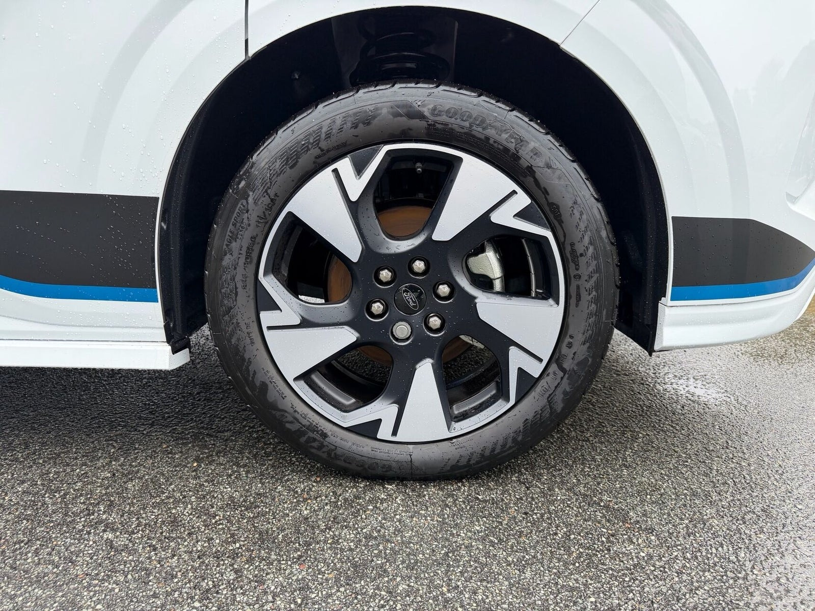 Hvid Ford E-Transit Custom 320 L1 fra 2026