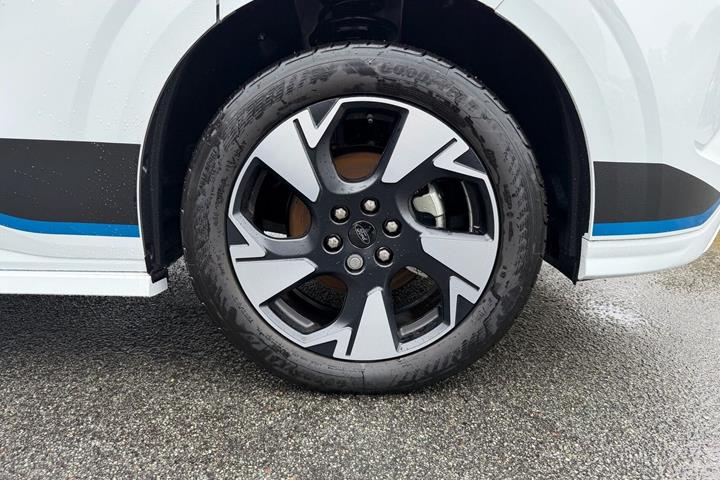 Hvid Ford E-Transit Custom 320 L1 fra 2026