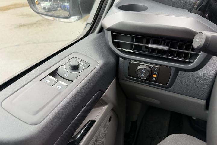 Hvid Ford E-Transit Custom 320 L1 fra 2026