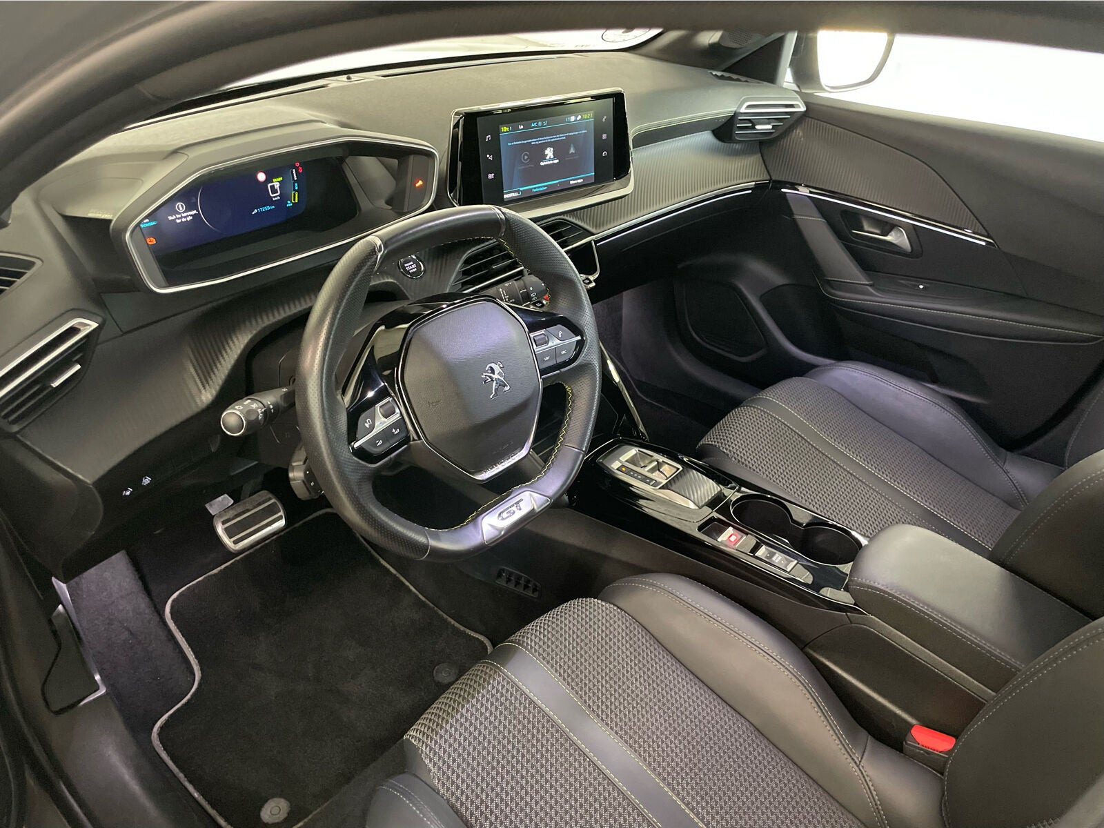 Sølv Peugeot e-208 fra 2023