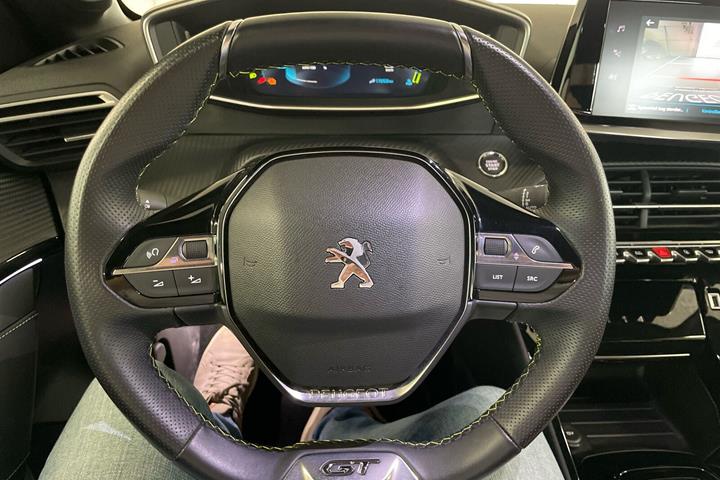Sølv Peugeot e-208 fra 2023