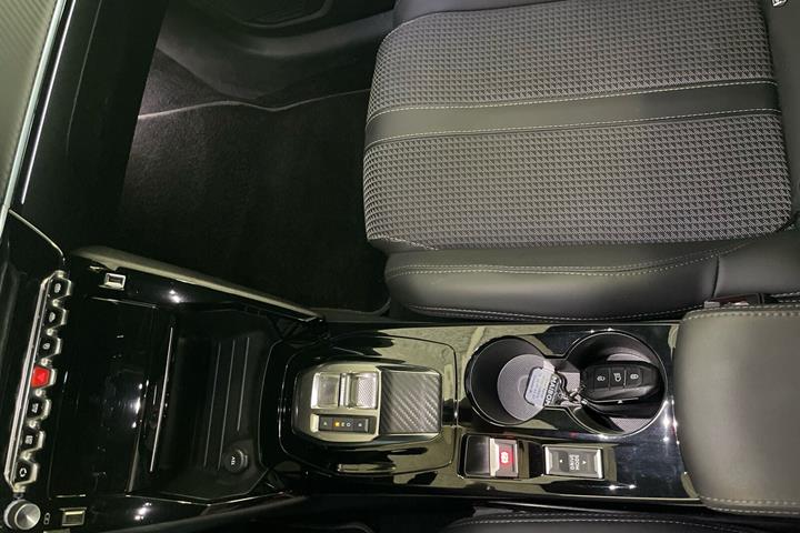 Sølv Peugeot e-208 fra 2023