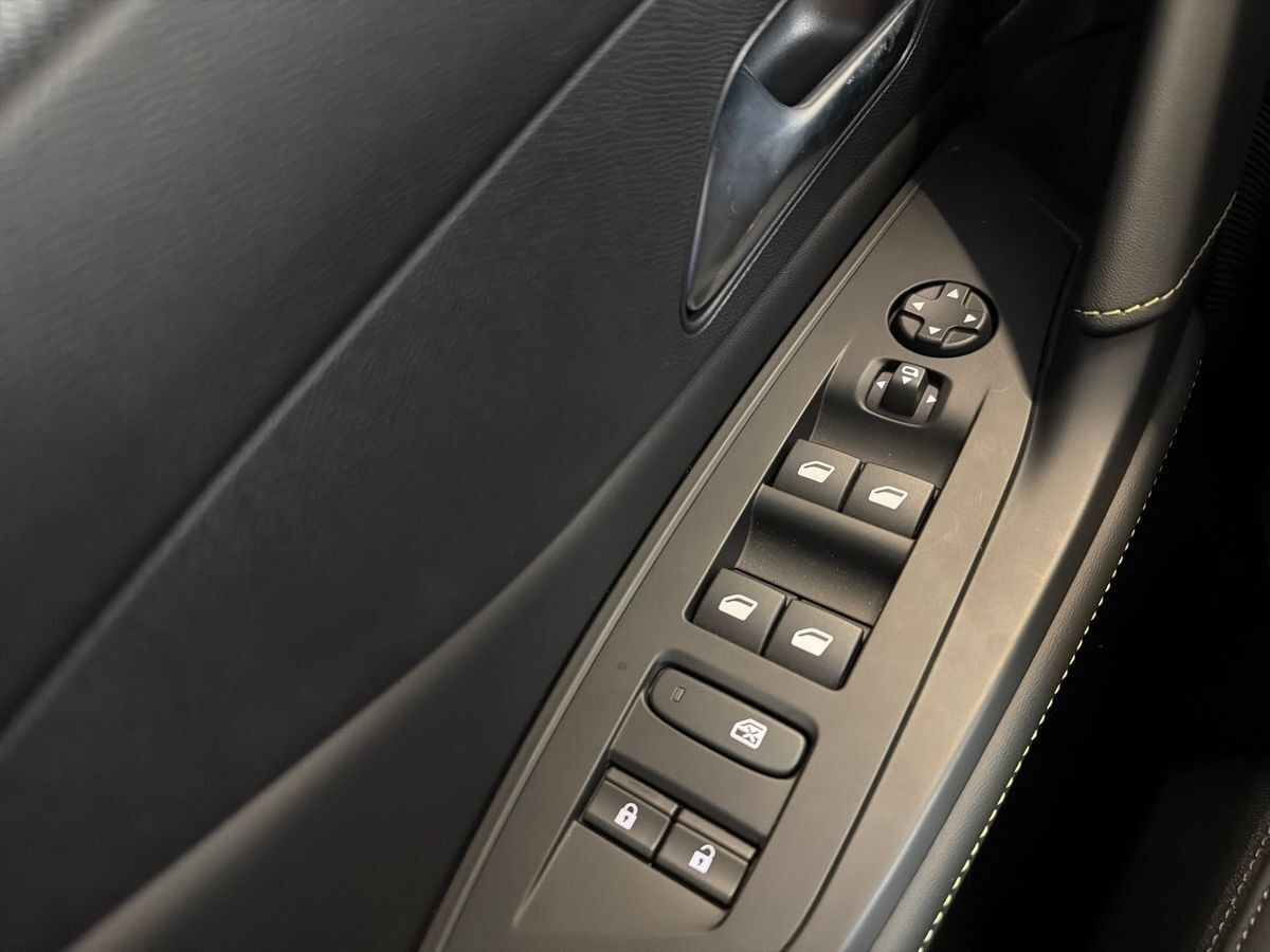 Blå Peugeot E-308 fra 2023