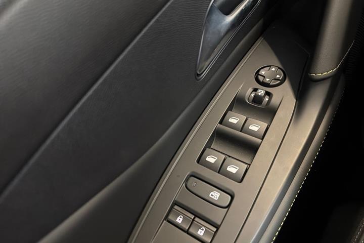 Blå Peugeot E-308 fra 2023