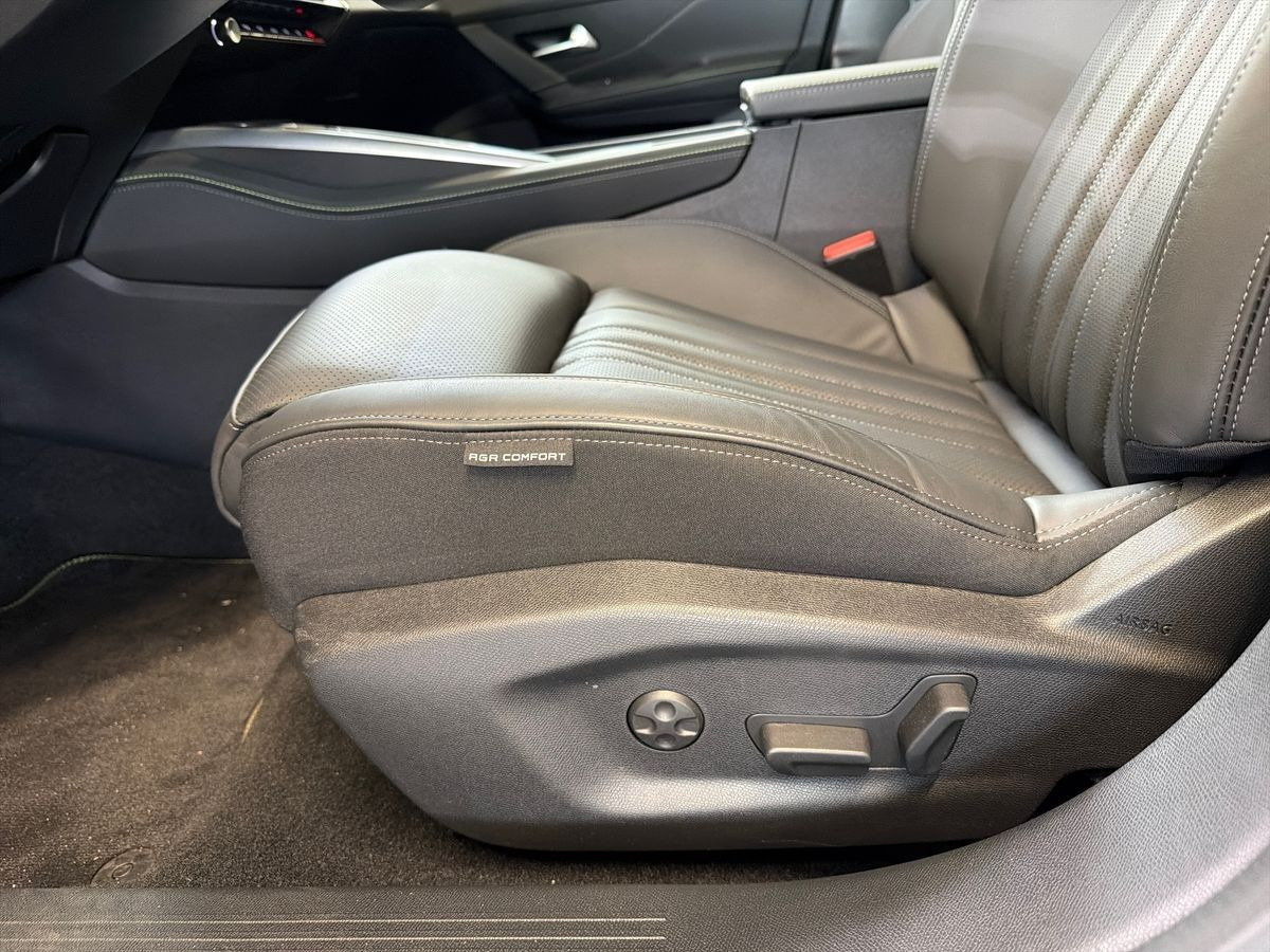 Blå Peugeot E-308 fra 2023
