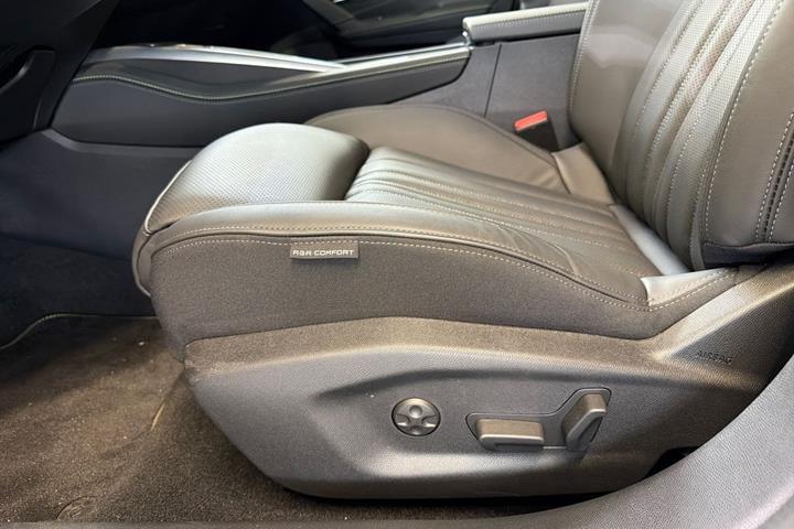 Blå Peugeot E-308 fra 2023
