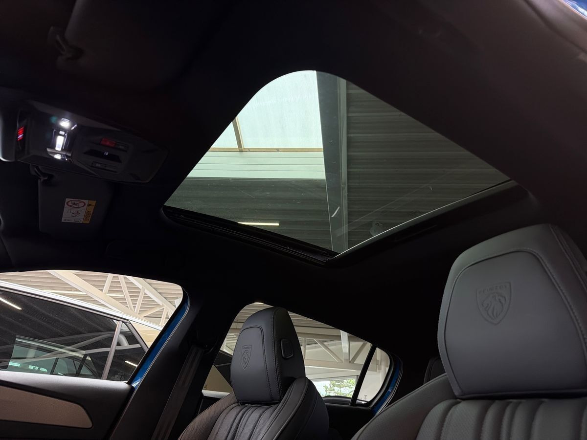 Blå Peugeot E-308 fra 2023