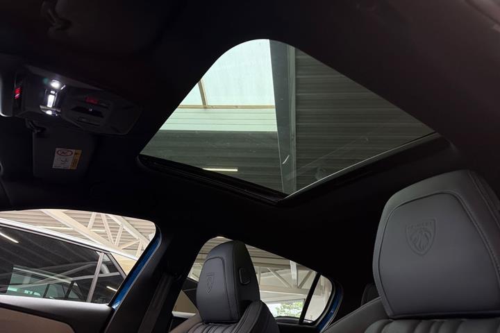 Blå Peugeot E-308 fra 2023