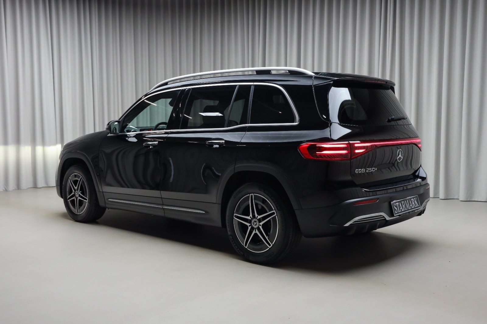 Sort Mercedes EQB250+ fra 2024