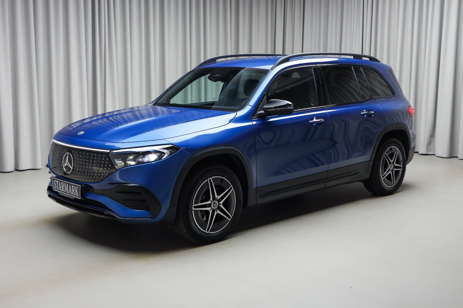 Blå Mercedes EQB250+ fra 2026 set udefra