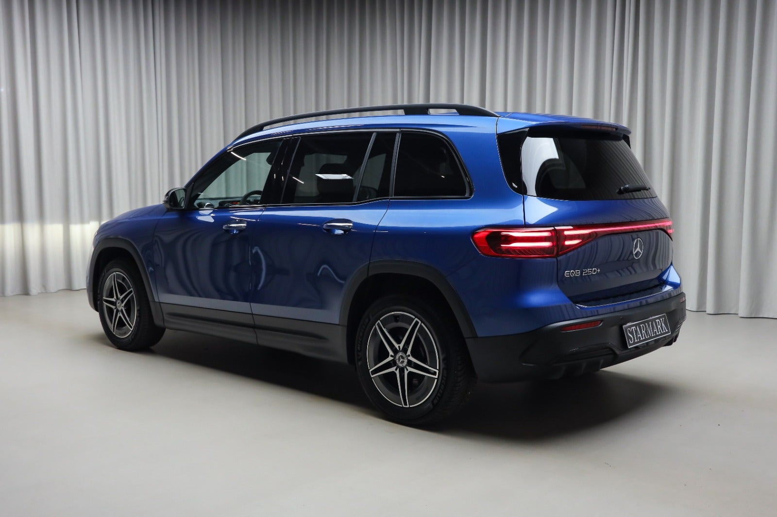 Blå Mercedes EQB250+ fra 2026