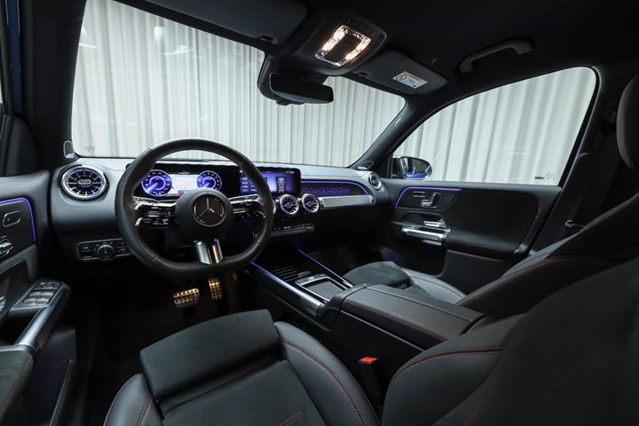Blå Mercedes EQB250+ fra 2026