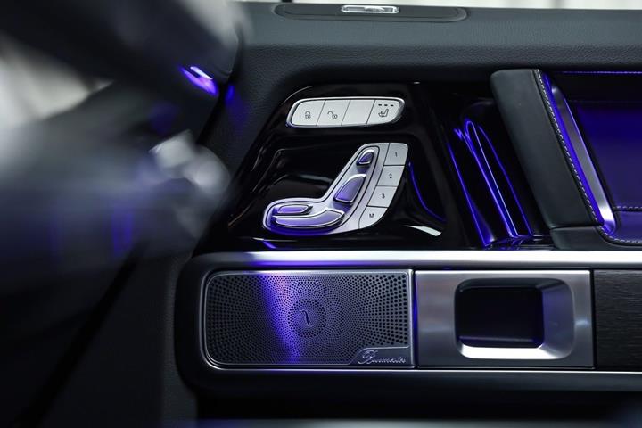 Blå Mercedes G450 d fra 2025