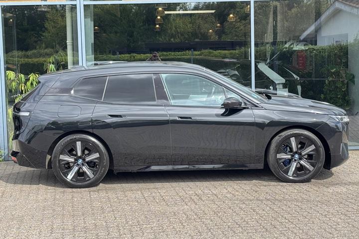 Sort BMW iX fra 2022