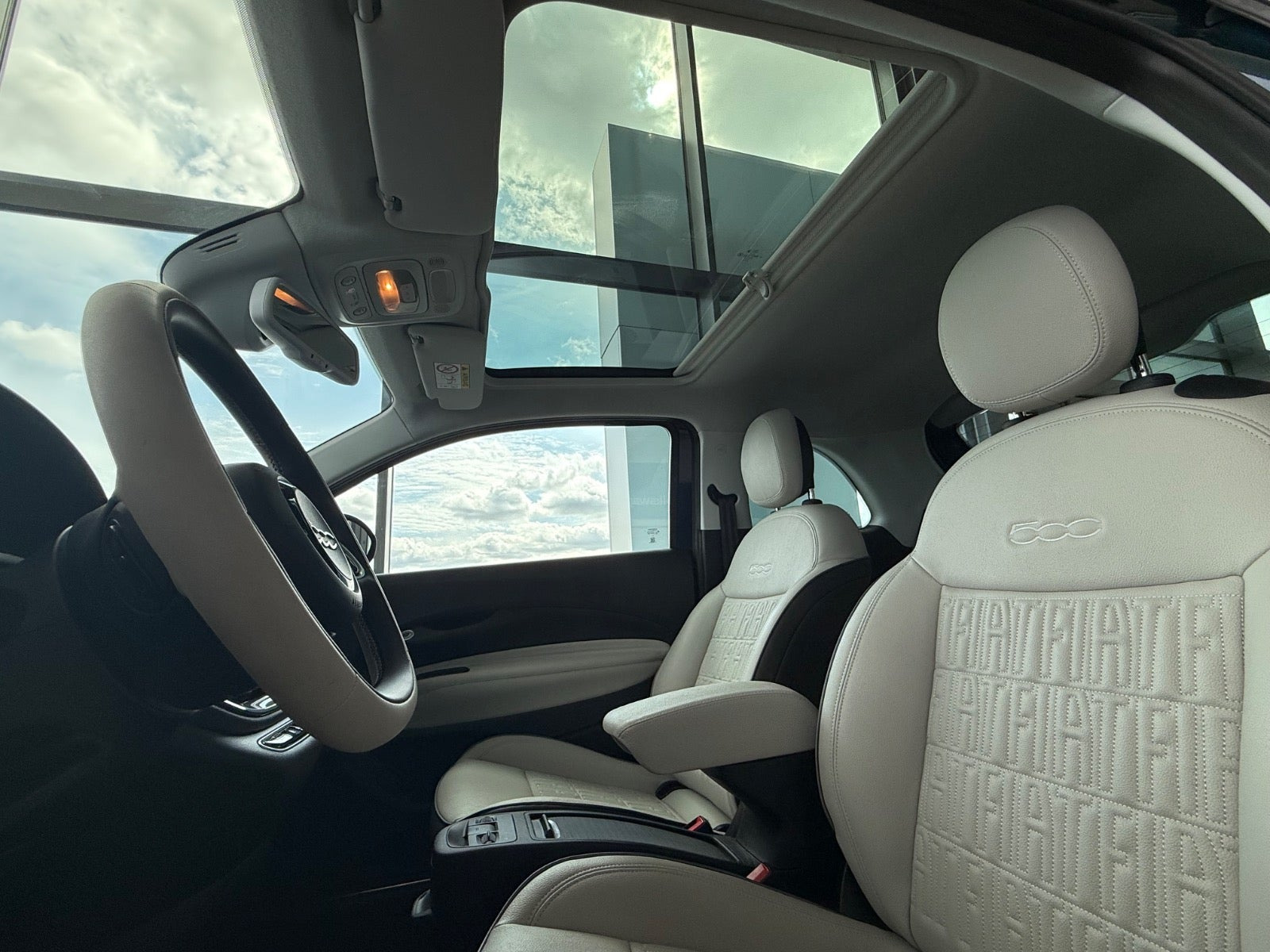 Grøn Fiat 500e fra 2023