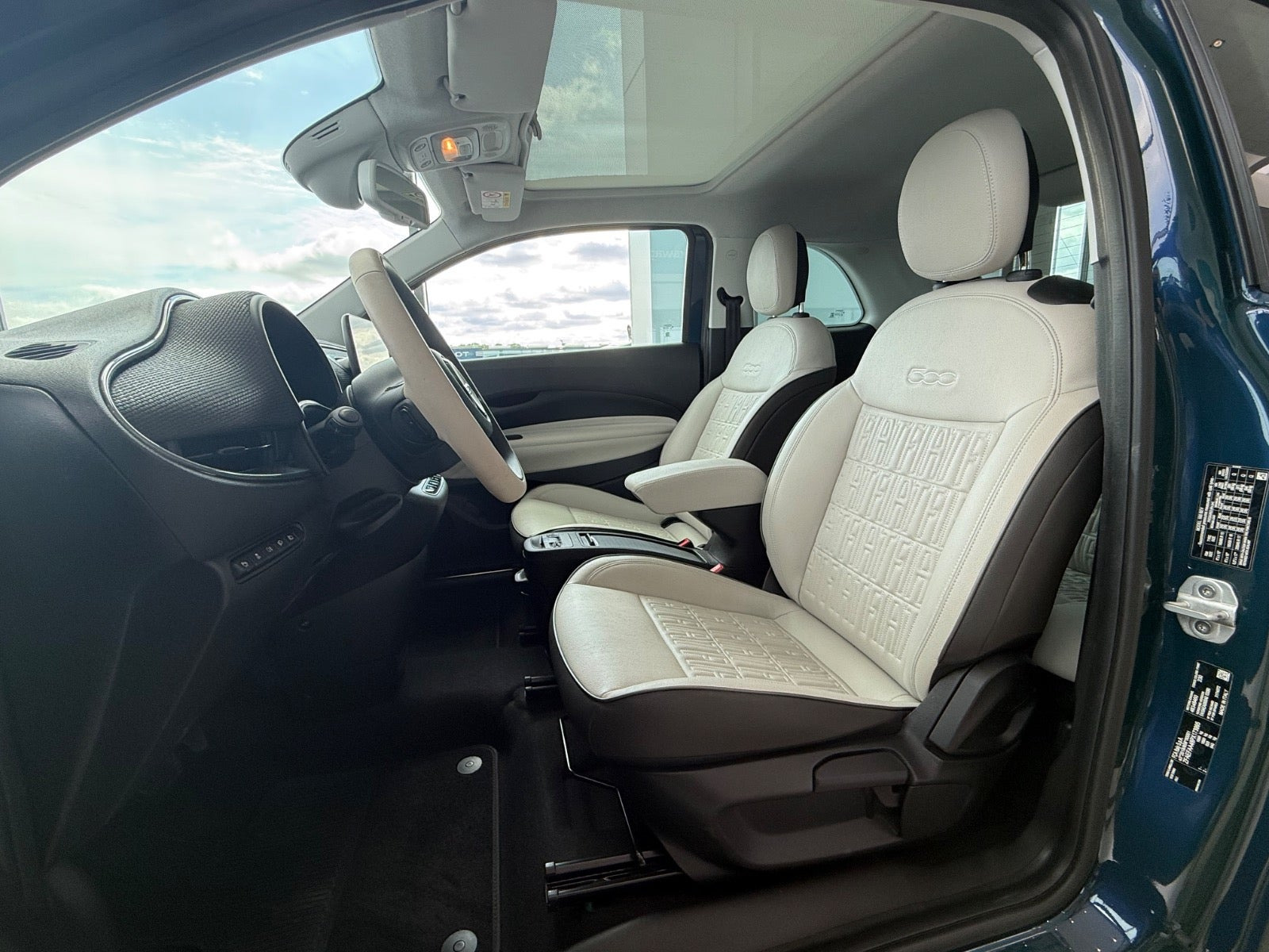 Grøn Fiat 500e fra 2023