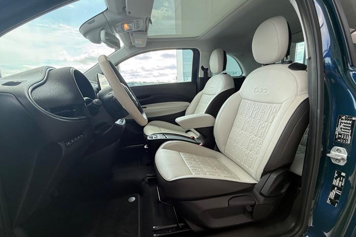 Grøn Fiat 500e fra 2023